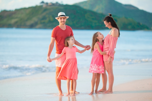 Glückliche schöne Familie am weißen Strand