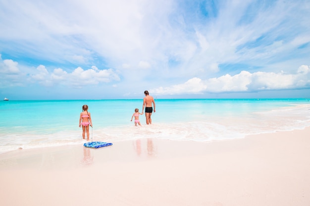 Glückliche schöne Familie auf einem tropischen Strandurlaub