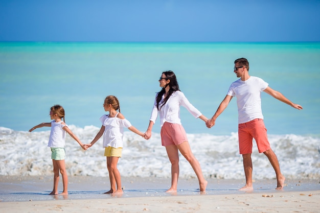 Glückliche schöne Familie mit Kindern am Strand