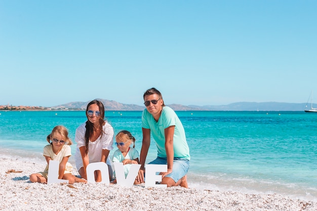 Glückliche schöne Familie mit Kindern am Strand