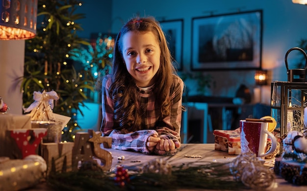 Glückliche schöne Familie, Mutter und Sohn, die sich zu Hause gemeinsam auf Weihnachten vorbereiten