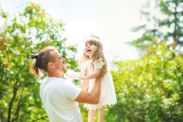 Glückliche schöne Familie zusammen Vater- und Tochterporträt bei einem Spaziergang an einem sonnigen Sommertag