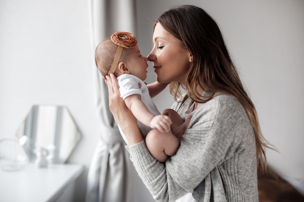 glückliche schöne familienmutter und kinder