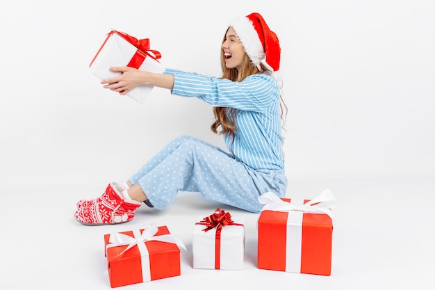 Foto glückliche schöne junge frau im weihnachtspyjama