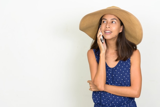 Glückliche schöne multiethnische Touristenfrau, die am Telefon spricht