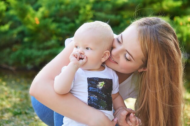 Glückliche schöne Mutter und Tochter oder Sohn