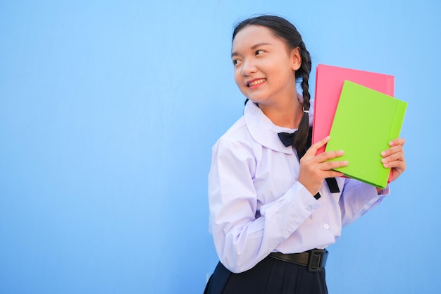 Glückliche Schule mit Buch auf blauem Hintergrund