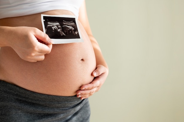 Glückliche schwangere Frau mit Baby im schwangeren Bauch.