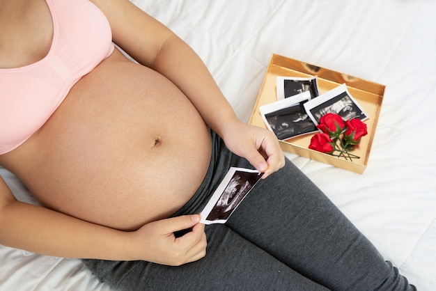 Glückliche schwangere Frau mit Baby im schwangeren Bauch.