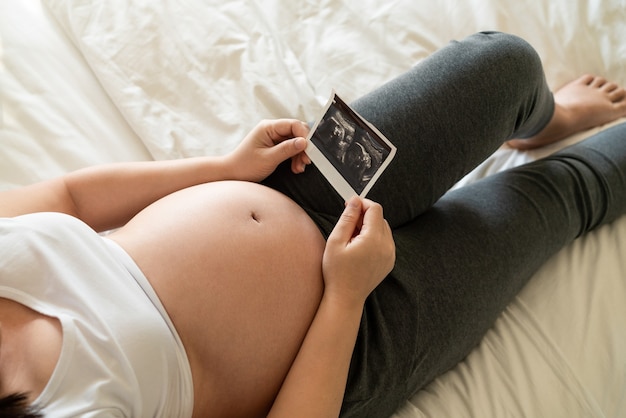 Glückliche schwangere Frau mit Baby im schwangeren Bauch.