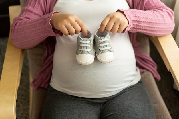 Glückliche schwangere Frau und erwartendes Baby.