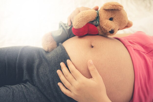 Glückliche schwangere Frau und erwartendes Baby.