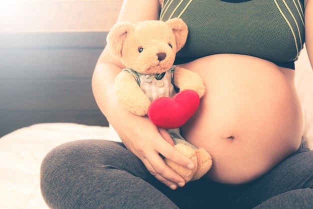 Glückliche schwangere Frau und erwartendes Baby.