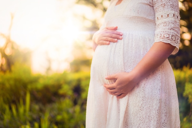 Glückliche schwangere Frau und erwartendes Baby.