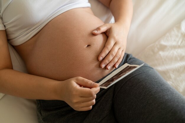 Glückliche schwangere Frau und erwartendes Baby.