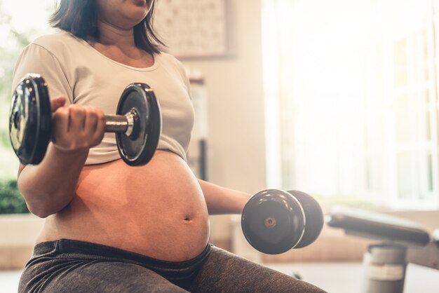 Glückliche schwangere Frau und erwartet Baby.