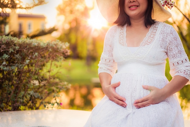 Glückliche schwangere Frau und erwartet Baby.