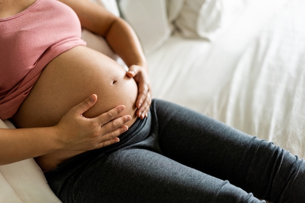 Glückliche schwangere Frau und erwartet Baby.