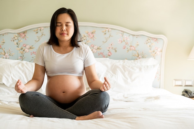 Glückliche schwangere Frau und erwartet Baby.