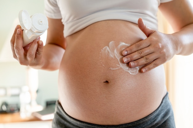 Glückliche schwangere Frau und erwartet Baby.