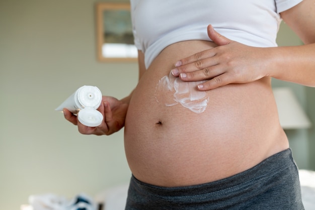 Glückliche schwangere Frau und erwartet Baby.