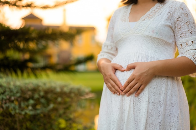 Glückliche schwangere Frau und erwartet Baby.