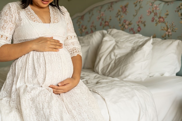 Glückliche schwangere frau und erwartet baby.