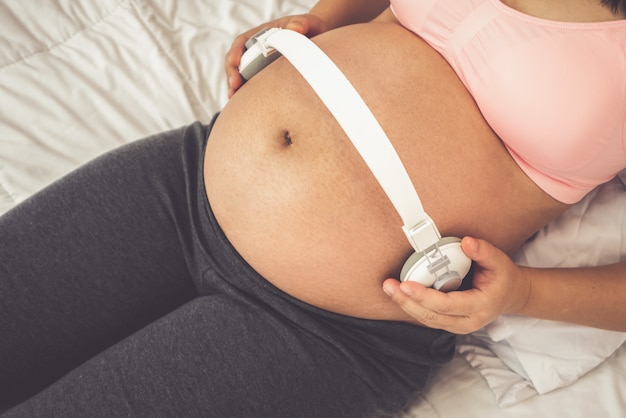 Glückliche schwangere Frau und erwartet Baby.