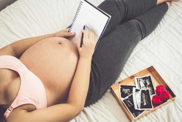 Glückliche schwangere Frau und erwartet Baby.