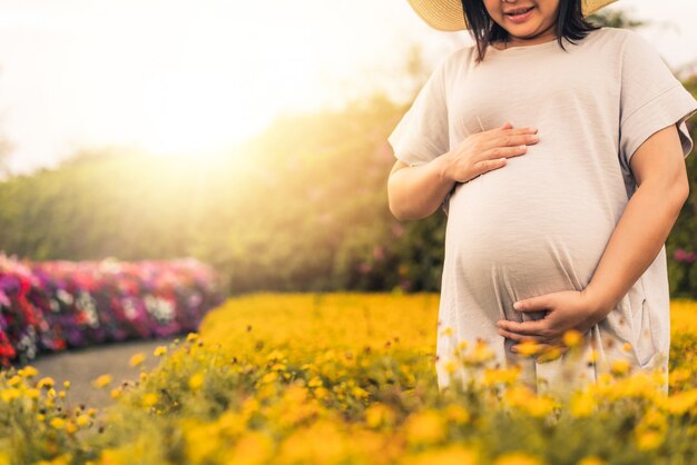 Glückliche schwangere Frau und erwartet Baby.