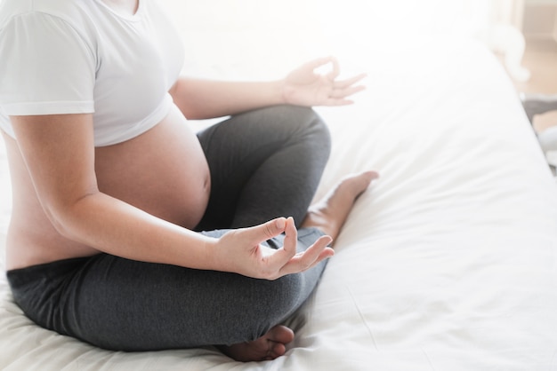 Glückliche schwangere Frau und erwartet Baby.