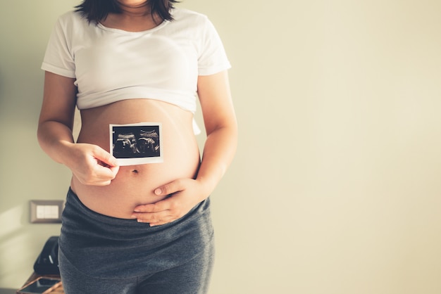 Glückliche schwangere Frau und erwartet Baby.