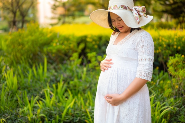 Glückliche schwangere Frau und erwartet Baby.