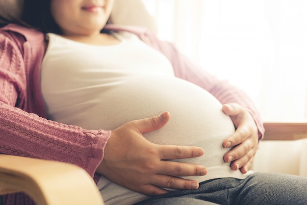 Glückliche schwangere Frau und erwartet Baby.