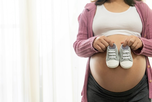 Glückliche schwangere Frau und erwartet Baby.