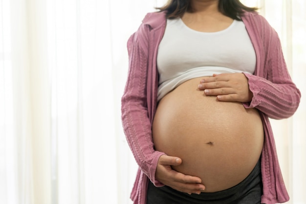 Glückliche schwangere Frau und erwartet Baby.