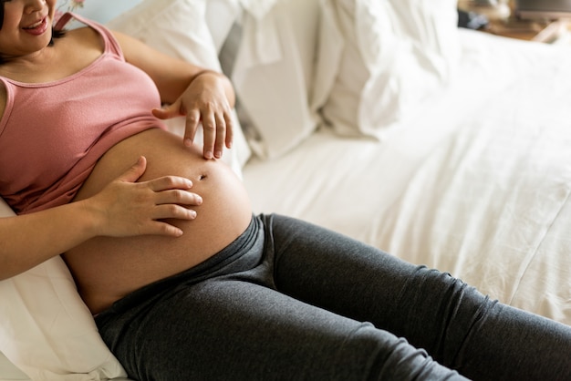 Glückliche schwangere Frau und erwartet Baby.