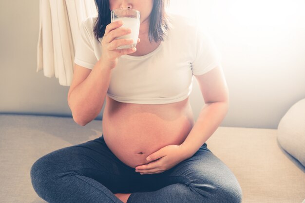 Glückliche schwangere Frau und erwartet Baby.