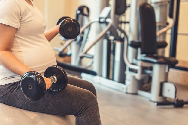 Glückliche schwangere Frau und erwartet Baby.