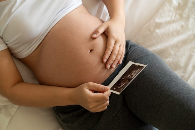 Glückliche schwangere Frau und erwartet Baby