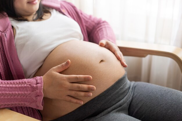 Glückliche schwangere Frau und erwartet Baby.