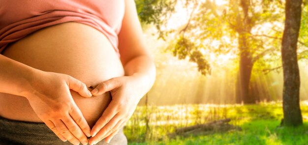 Glückliche schwangere Frau und erwartet Baby.