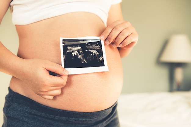 Glückliche schwangere Frau und erwartet Baby.