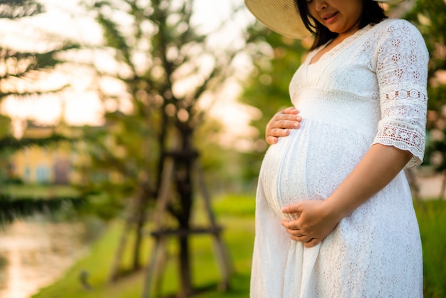 Glückliche schwangere Frau und erwartet Baby.