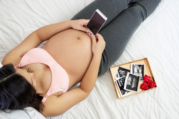 Glückliche schwangere Frau und erwartet Baby.