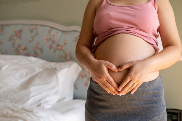 Glückliche schwangere Frau und erwartet Baby.