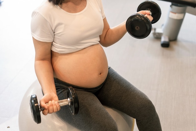 Glückliche schwangere Frau und erwartetes Baby.