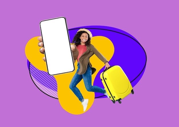 Glückliche schwarze Touristin springt mit leerem Smartphone über farbenfrohen abstrakten Hintergrund