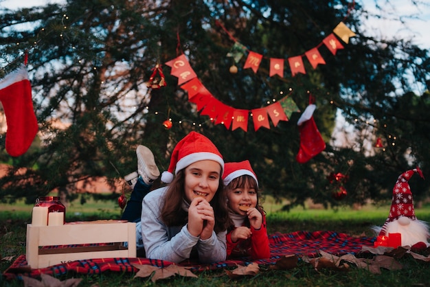 Glückliche Schwestern, die ein paar Weihnachtsfotos machen