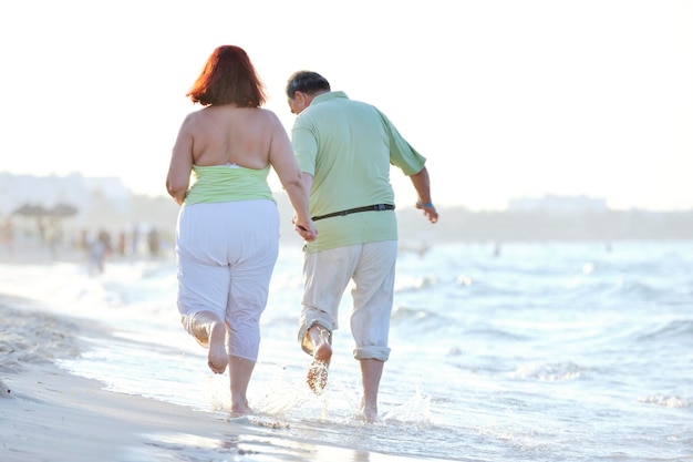 glückliche Senioren reife ältere Menschen Paar haben romantische Zeit am Strand bei Sonnenuntergang